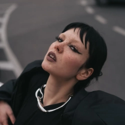 Обкладинка треку: boy Обкладинка: boy